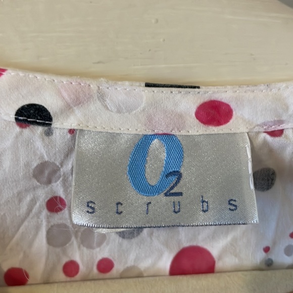 Scrub top. Perfect for healthcare worker. Two pockets. EUC - Picture 2 of 3